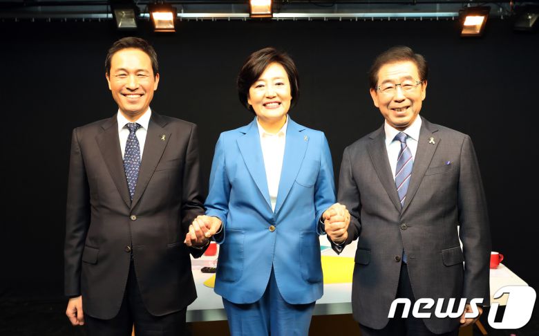 17일 오후 서울 마포 한겨레신문사에서 열린 더불어민주당 서울시장 예비후보 경선 토론회에서 우상호(왼쪽부터), 박영선, 박원순 예비후보가 기념촬영을 하고 있다. 2018.4.17/뉴스1 © News1 국회사진취재단