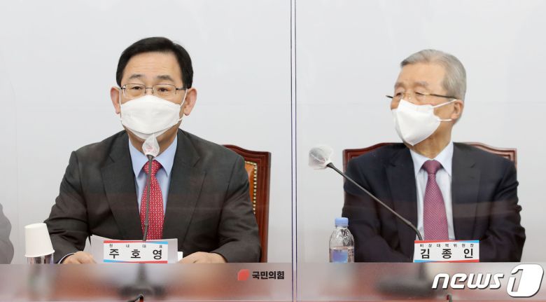 주호영 국민의힘 원내대표가 2일 오전 서울 여의도 국회에서 열린 비상대책위원회의에서 발언을 하고 있다. 오른쪽은 김종인 비상대책위원장. 2021.3.2/뉴스1 © News1 신웅수 기자
