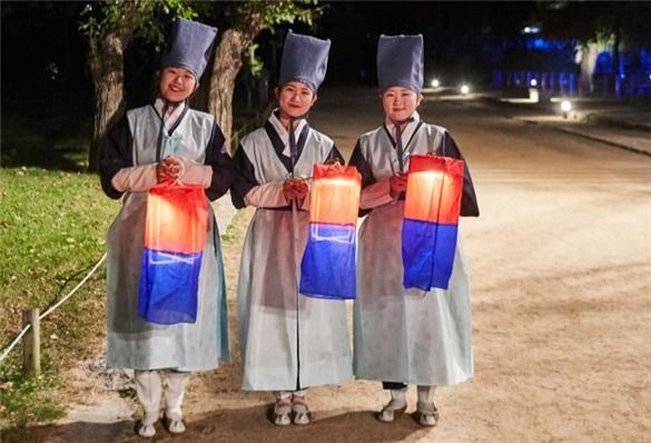 궁중문화축전에서 자원활동가를 맡는 궁(宮)둥이. 한국문화재재단 제공