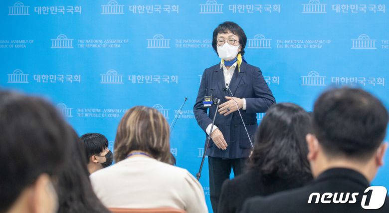 김진애 열린민주당 서울시장 후보가 2일 오전 서울 여의도 국회 소통관에서 서울시장 후보 단일화 관련 기자회견을 마친 뒤 취재진의 질문에 답변하고 있다. 2021.3.2/뉴스1 © News1 성동훈 기자