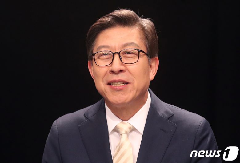 박형준 국민의힘 부산시장 경선후보가 25일 오후 부산 해운대구 KNN스튜디오에서 열린 '국민의힘 부산시장 경선후보 합동토론'에 앞서 리허설을 하고 있다. 2021.2.25/뉴스1 © News1 여주연 기자