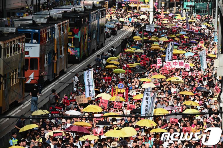 28일(현지시간) 홍콩 도심에서 정부가 입법을 추진하는 중국 본토로의 범죄인 인도 법안이 정치범 탄압 등에 악용될 것이라며 반대하는 대규모 시위가 벌어지고 있다. 이번 시위는 주최 측 추산 13만 명이 참가해 '우산 혁명'으로 불리는 2014년 민주화 시위 이후 최대 규모이다. © AFP=뉴스1 © News1 우동명 기자
