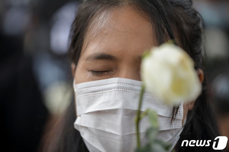 미얀마 양곤에서 시위에 참가한 한 여성 © 로이터=뉴스1