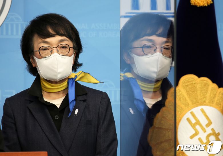 김진애 열린민주당 서울시장 후보가 5일 오전 서울 여의도 국회 정론관에서 재보궐선거 관련 기자회견을 하고 있다. 김 후보는 "더불어민주당 모든 권리당원을 포함하는 당원투표를 받아들일 의사가 있다＂며 ＂조속히 단일화 방식에 합의해 주길 바란다＂고 밝혔다. 2021.3.5/뉴스1 © News1 신웅수 기자