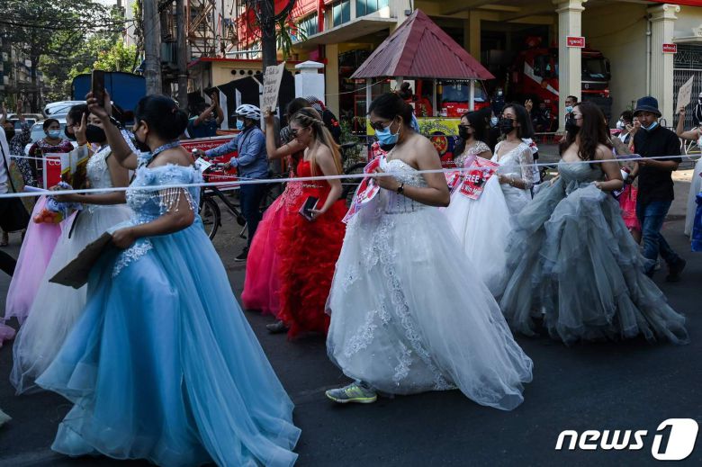 2월10일 군부 쿠데타에 반대하는 시위에 여성들이 웨딩드레스를 입고 참여하고 있다. © AFP=뉴스1