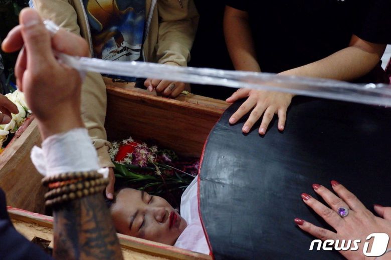 미얀마 만달레이에서 군부에 항의 시위를 하던 중 군경의 총탄을 맞고 숨진 19세 '태권소녀' 키얄 신의 장례가 2021년 3월 4일 진행되는 모습. © 로이터=뉴스1 © News1 최서윤 기자