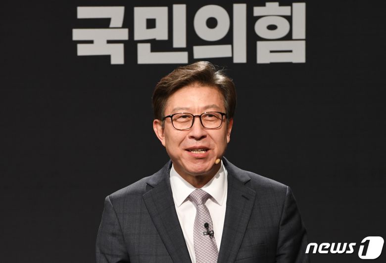 박형준 국민의힘 부산시장 예비후보가  지난 2월15일 오후 부산 수영구 부산MBC에서 열린 '국민의힘 부산시장 예비후보 1차 맞수토론'에 앞서 리허설을 하고 있다. 2021.2.15 /뉴스1 © News1 여주연 기자