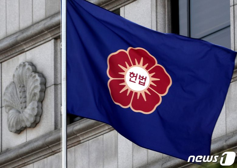 8일 오후 서울 종로구 헌법재판소 깃대에 걸린 헌재 깃발이 바람에 나부끼고 있다. 2021.3.8/뉴스1 © News1 이동해 기자