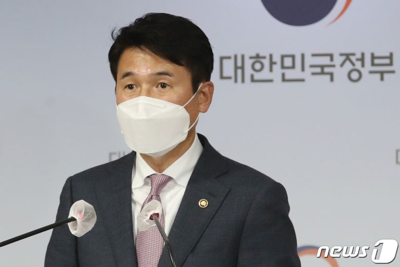 최창원 '땅투기 의혹' 정부합동조사단장(국무조정실 1차장)이 8일 오후 서울 종로구 정부서울청사 합동브리핑실에서 한국토지주택공사(LH) 직원들의 3기 신도시 투기 의혹과 관련 정부합동조사단회의 브리핑을 하고 있다. 2021.3.8/뉴스1 © News1 송원영 기자