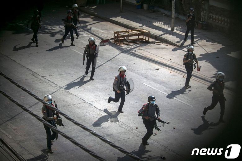 3일(현지시간) 미얀마 양곤에서 경찰이 군사 쿠데타를 규탄하는 시위를 해산시키기 위해 쫓아가고 있다. © AFP=뉴스1 © News1 우동명 기자