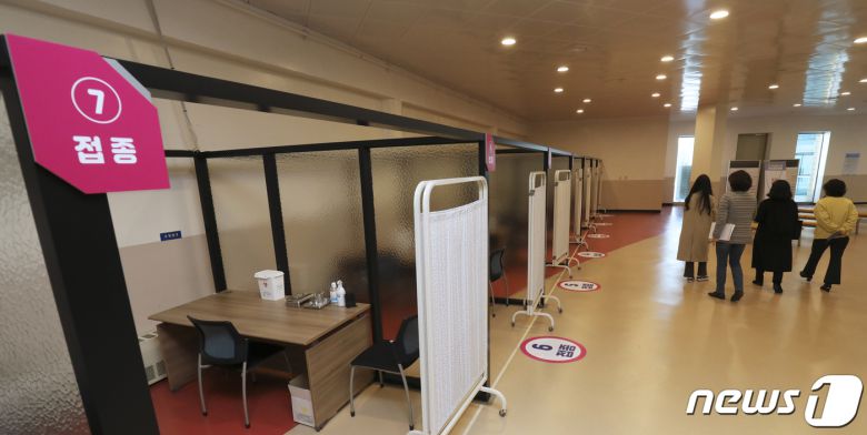 10일 오후 울산 동천체육관에 마련된 울산 1호 중구 코로나19 예방접종센터에서 관계자들이 예방 접종 준비 작업을 하고 있다. 2021.3.10 /뉴스1 © News1 윤일지 기자