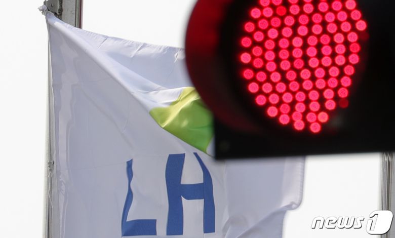 한국토지주택공사(LH) 직원들의 '땅 투기 의혹 사태'가 확산되고 있는 15일 전북 전주시 LH전북본부 인근 신호등에 빨간불이 켜져 있다. 2021.3.15/뉴스1 © News1 유경석 기자