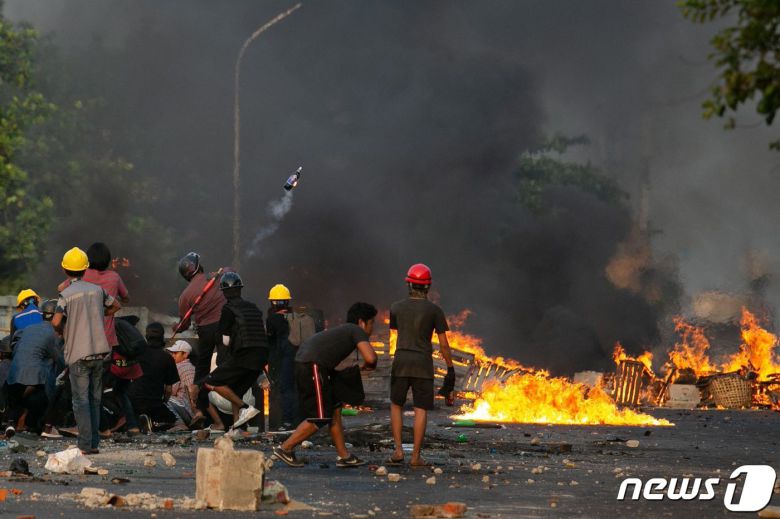 16일 미얀마 양곤 거리로 나온 반군부 시위대가 진압 경찰에 맞서고 있다. © AFP=뉴스1