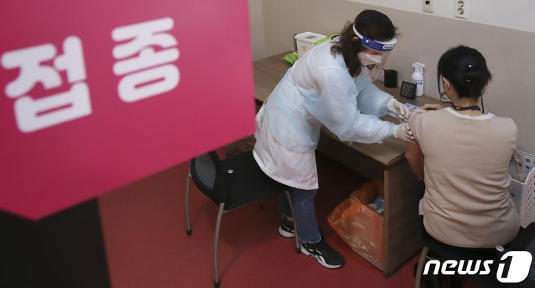 18일 오전 울산 중구 동천체육관에 마련된 코로나19 예방접종센터에서 지역 예방접종센터 모의훈련이 실시된 가운데 접종대상자가 백신을 접종받고 있다. 2021.3.18 /뉴스1 © News1 윤일지 기자