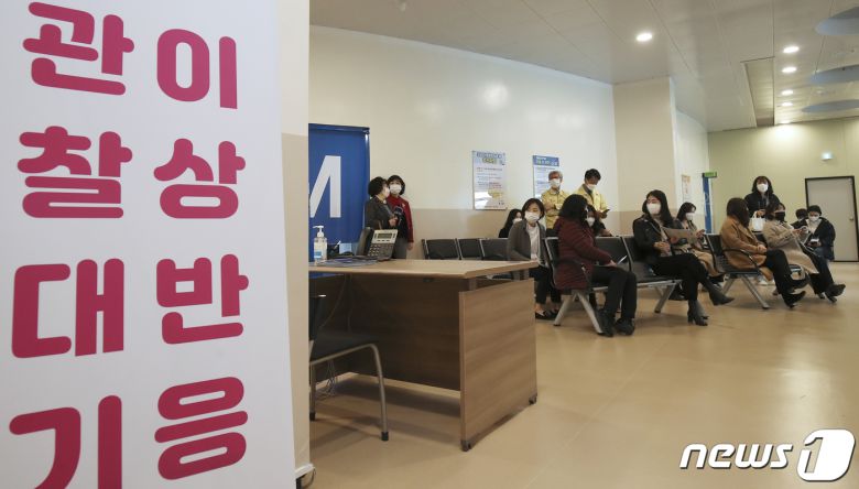 18일 오전 울산 중구 동천체육관에 마련된 코로나19 예방접종센터에서 지역 예방접종센터 모의훈련이 실시된 가운데 접종대상자들이 백신 접종을 받은 뒤 이상반응을 관찰하기 위해 대기하고 있다. 2021.3.18 /뉴스1 © News1 윤일지 기자