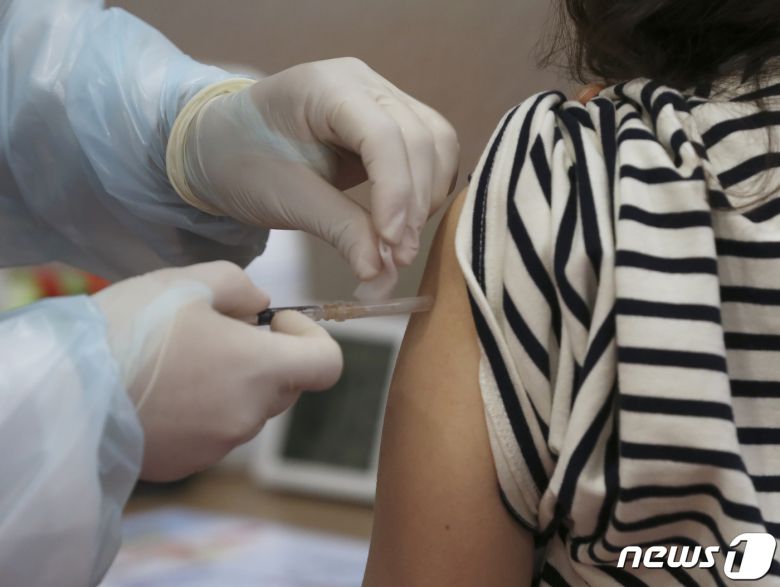 18일 오전 울산 중구 동천체육관에 마련된 코로나19 예방접종센터에서 지역 예방접종센터 모의훈련이 실시된 가운데 접종대상자가 백신을 접종받고 있다. 2021.3.18 /뉴스1 © News1 윤일지 기자