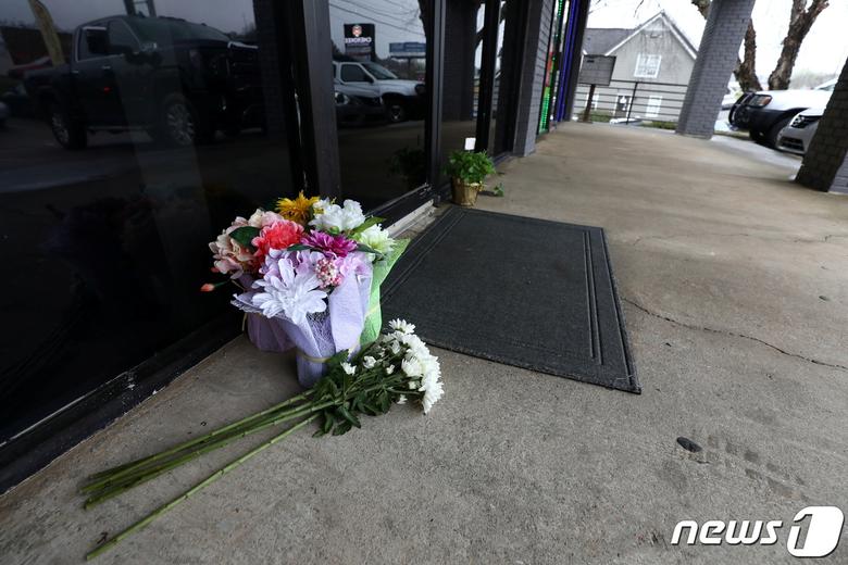 17일(현지시간) 미국 조지아주 애틀랜타 시내에서 8명이 숨진 총기 난사 사건 마사지숍 현장에 희생자를 추모하는 꽃이 놓여 있다. 외신 등에 따르면 현장에서 확인된 8명의 사망자 중 6명은 아시아인이고 2명은 백인이며, 1명을 제외한 나머지 7명이 모두 여성으로 파악됐다. 피해자 8명 중 4명은 한인 여성들이었다. © 로이터=뉴스1