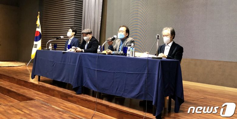 무소속 홍준표 의원(대구 수성을)이 19일 대구 웨딩비엔나 컨벤션홀에서 열린 제1회 대구스마트경제포럼에 참석해 발언하고 있다.  2021.3.19/뉴스1 © News1 남승렬 기자