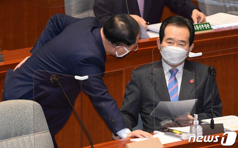 정세균 국무총리(오른쪽)와 홍남기 경제부총리 겸 기획재정부 장관. 2021.3.18/뉴스1