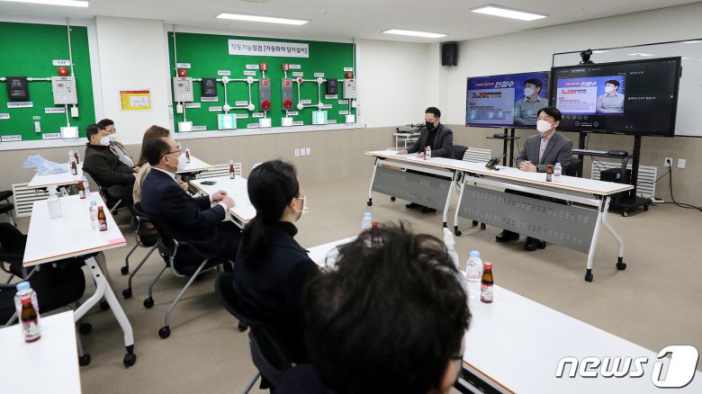안철수 국민의당 서울시장 후보가 20일 오후 서울 동작구 국민안전교육연수원에서 국민재난안전총연합회 방문 간담회를 갖고 있다. 2021.3.20/뉴스1 © News1 박지혜 기자