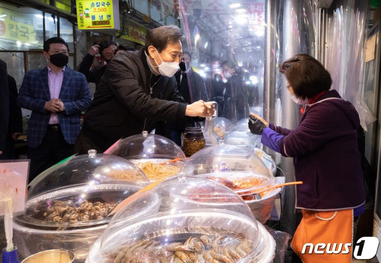 오세훈 국민의힘 서울시장 후보가 20일 오후 서울 서대문구 독립문영천시장을 찾아 상인들과 인사하고 있다. 2021.3.20/뉴스1 © News1 이재명 기자