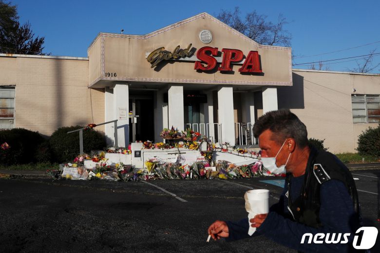 미국 조지아주 애틀랜타에서 발생한 총기난사 사건 이후 골드스파 외곽에 마련된 임시 추모관에 2021년 3월 20일(현지시간) 꽃다발이 놓여 있는 모습. © 로이터=뉴스1