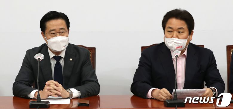 정양석 국민의힘 사무총장과 이태규 국민의당 사무총장이 23일 서울 여의도 국회에서 서울시장 후보의 야권 단일화 후보로 오세훈 국민의힘 후보를 발표하고 있다. 2021.3.23/뉴스1 © News1 성동훈 기자