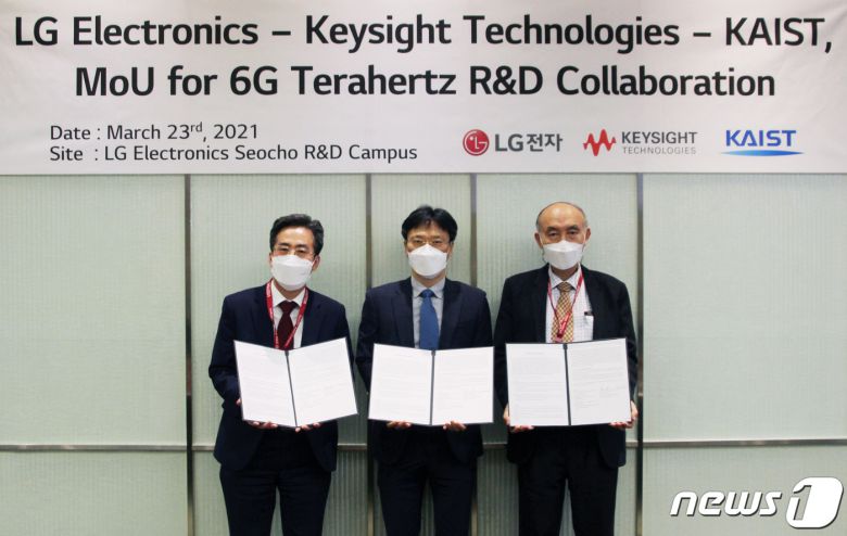 LG전자가 23일 서울시 양재동에 위치한 LG전자 서초R&D캠퍼스에서 키사이트, 한국과학기술원(KAIST)와 6G 이동통신 기술 개발을 위한 업무협약(MOU)을 체결했다. 왼쪽부터 신금철 키사이트코리아 전무, 김병훈 LG전자 미래기술센터장, 조동호 LG-KAIST 6G 연구센터장. © 뉴스1