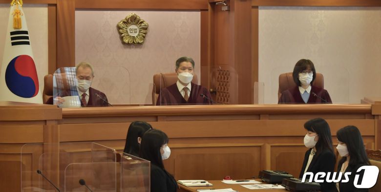 임성근 전 부장판사의 탄핵 심판 변론준비기일이 24일 이석태(왼쪽부터), 이영진, 이미선 재판관이 참석한 가운데 서울 종로구 헌법재판소 소심판정에서 열리고 있다. 2021.3.24/뉴스1 © News1 사진공동취재단