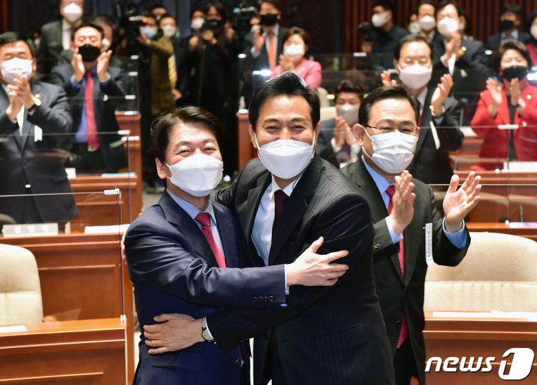 오세훈 국민의힘 서울시장 후보와 안철수 공동선거대책위원장이 24일 국회에서 열린 의원총회에서 포옹을 하고 있다. 2021.3.24/뉴스1 © News1 박세연 기자