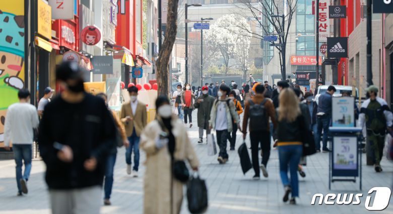 전국 낮 기온이 20도 안팎으로 오르며 포근한 봄날씨를 보인 25일 서울 중구 명동거리에서 가벼운 차림의 시민들이 걷고 있다. 2021.3.25/뉴스1 © News1 안은나 기자