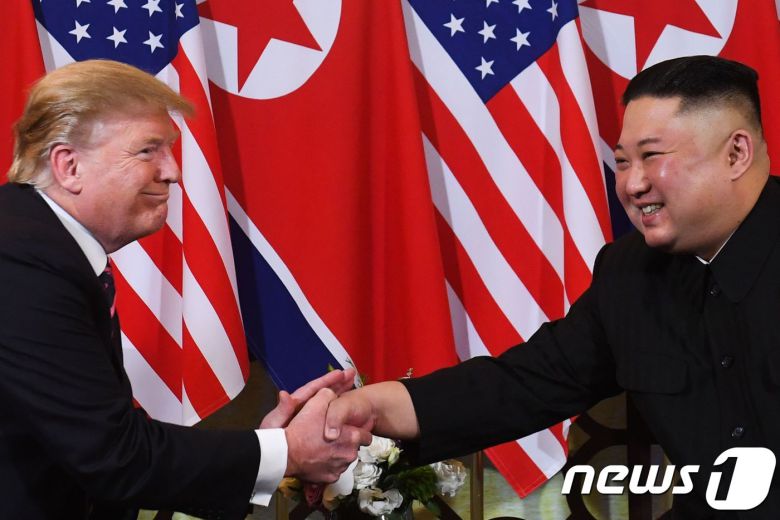 도널드 트럼프 미국 대통령과 김정은 북한 국무위원장이 2019년 2월 27일(현지시간) 2차 북미정상회담 첫날에 베트남 하노이 소피텔 레전드 메트로폴 호텔에서 만나 악수를 하고 있다. 두 정상은 2018년 6월 12일 싱가포르 센토사섬에서 첫 북미정상회담을 가진 뒤 260일 만에 다시 만났다. © AFP=뉴스1 © News1 우동명 기자