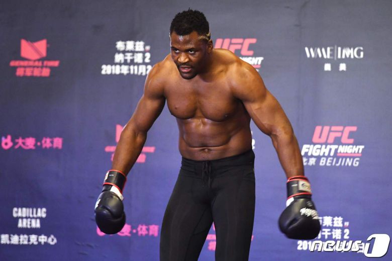 프란시스 은가누가 UFC 새 헤비급 챔피언에 등극했다. © AFP=뉴스1