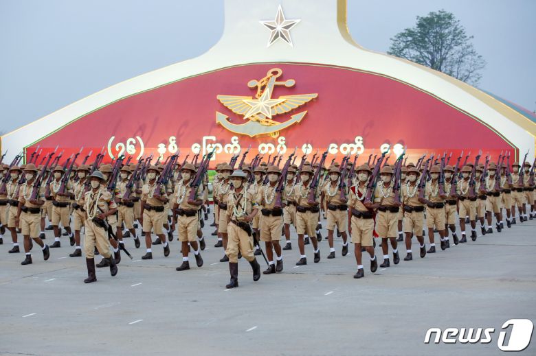 지난 27일 미얀마 수도 네피도에서 열린 국군의 날에 군사 퍼레이드.  © 로이터=뉴스1