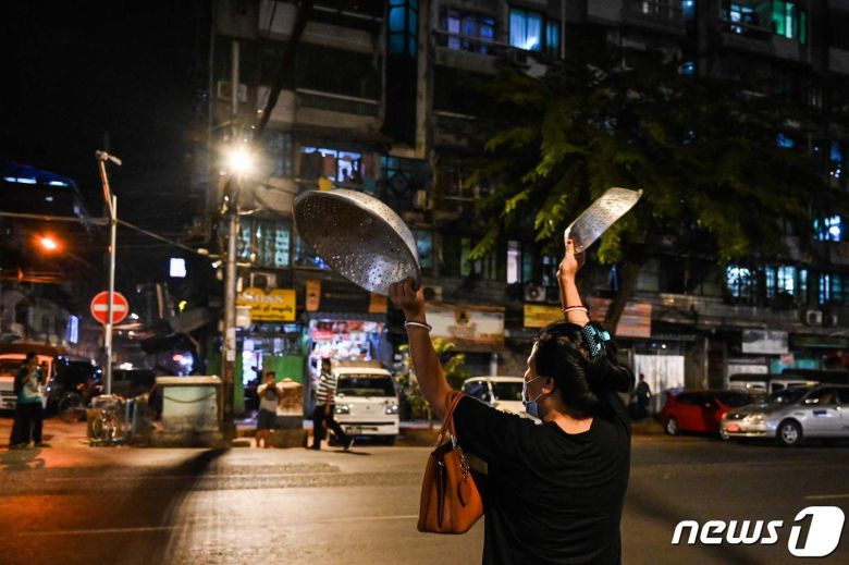 미얀마 양곤에서 시민이 쿠데타에 항의하며 냄비를 치고 있다. © AFP=뉴스1 © News1 우동명 기자