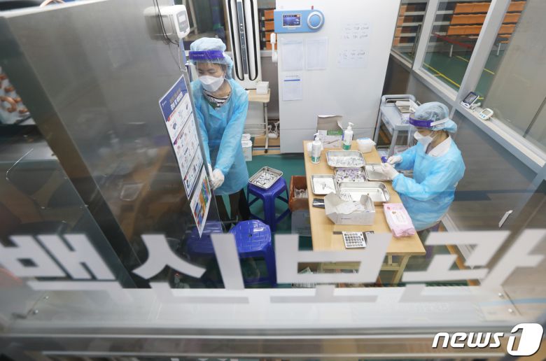 만 75세 이상 코로나19 백신 접종이 시작된 1일 오전 부산 남구에 마련된 예방접종센터에서 의료진들이 화이자 백신을 소분 조제하고 있다. 2021.4.1/뉴스1 © News1 여주연 기자