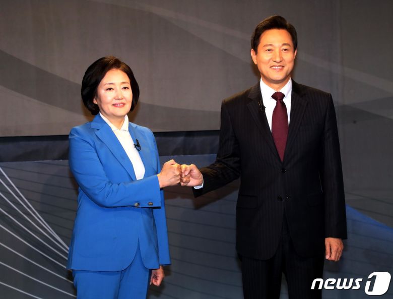 박영선 더불어민주당 서울시장 후보(왼쪽)와 오세훈 국민의힘 서울시장 후보가 5일 오후 서울 양천구 양천구 대한민국예술인센터에서 열린 방송기자클럽 초정 서울시장 보궐선거 후보자 토론회에 앞서 주먹인사를 하고 있다. 2021.4.5/뉴스1 © News1 국회사진취재단