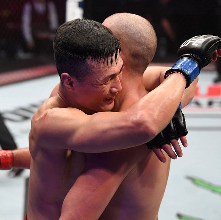 정찬성이 18일(한국시간) 아랍에미리트(UAE) 아부다비의 야스 아일랜드에서 열린 'UFC 파이트 나이트 180' 페더급 경기에서 랭킹 2위 브라이언 오르테가에 판정패한 뒤 상대를 축하해주고 있다.(UFC코리아 인스타그램 캡처) © 뉴스1