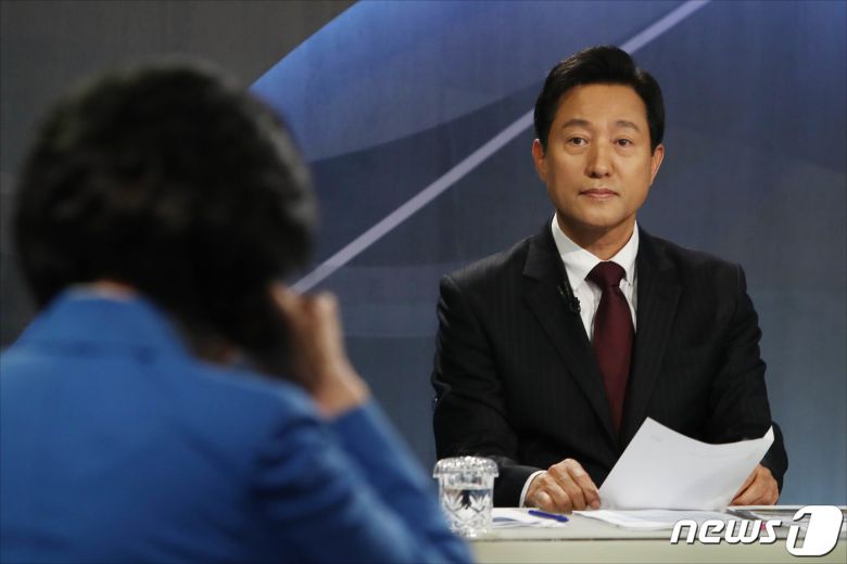 오세훈 국민의힘 서울시장 후보가 5일 오후 서울 양천구 예총회관에서 열린 한국방송기자클럽 초청 서울시장 보궐선거 후보자 토론회에서 박영선 더불어민주당 후보를 바라보고 있다. 2021.4.5/뉴스1 © News1 국회사진취재단