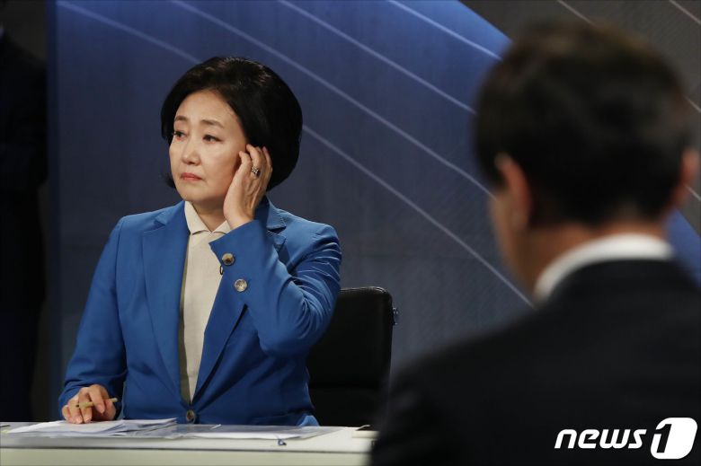 박영선 더불어민주당 서울시장 후보(왼쪽)와 오세훈 국민의힘 서울시장 후보가 5일 오후 서울 양천구 예총회관에서 열린 한국방송기자클럽 초청 서울시장 보궐선거 후보자 토론회에서 토론 준비를 하고 있다. 2021.4.5/뉴스1 © News1 국회사진취재단