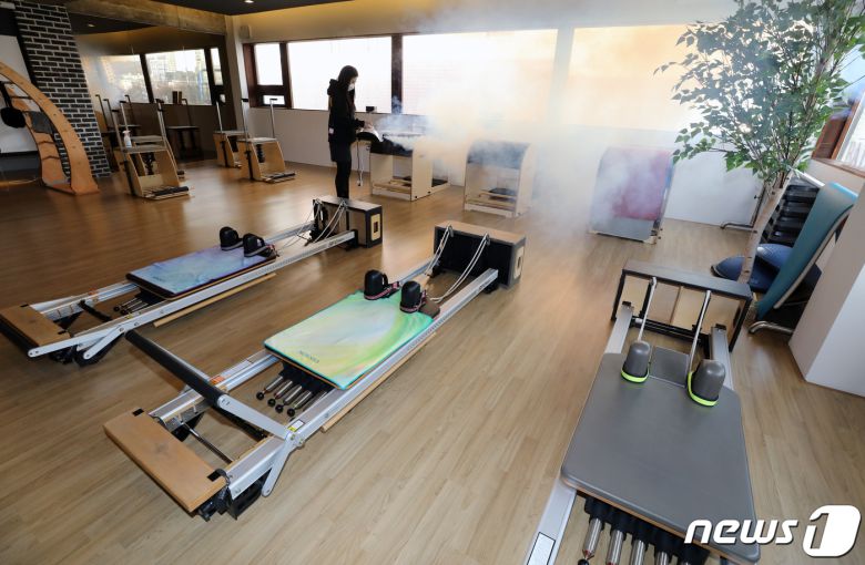 정부가 방역 조치 형평성을 고려해 거리두기 재조정을 검토하고 있는 가운데, 14일 인천시 서구 가좌동 발리너스M 필라테스장에서 김명진 대표가 기구 소독을 하고 있다. 2021.1.14/뉴스1 © News1 정진욱 기자