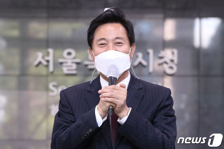 오세훈 서울시장이 8일 서울시청에서 첫 출근 소감을 밝히고 있다. 2021.4.8/뉴스1 © News1 오대일 기자