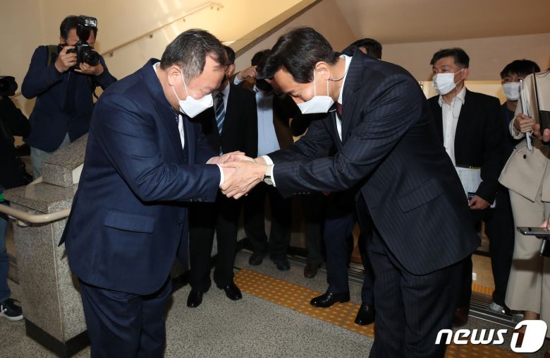 오세훈 시장이 8일 오전 취임 첫 외부 일정으로 서울 중구 서울시의회를 찾아 김인호 시의회 의장과 인사를 나누고 있다.  2021.4.8/뉴스1 © News1 오대일 기자