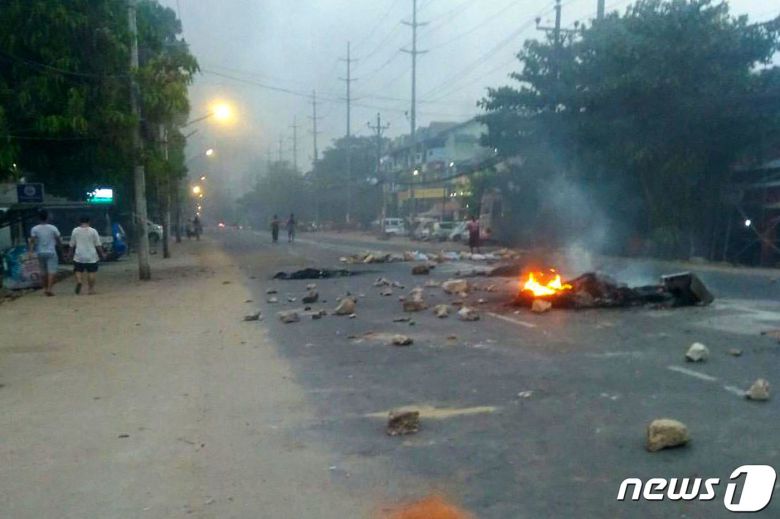 28일 (현지시간) 미얀마 양곤에서 군사 쿠데타를 규탄하는 시위대가 군경과 충돌한 뒤 거리에 바리케이드가 불 타고 있다. © AFP=뉴스1 © News1 우동명 기자