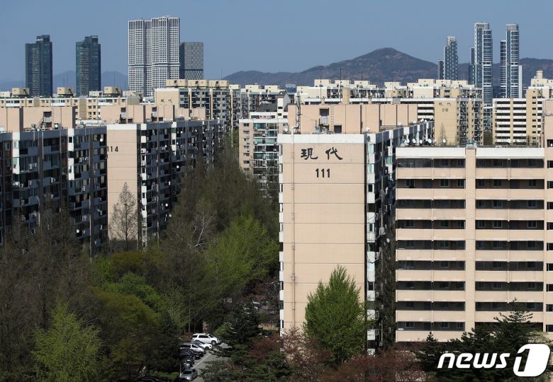 4·7 서울시장 보궐선거에 따른 영향으로 재건축 추진 아파트 단지 집값이 들썩이고 있다. 8일 한국부동산원이 발표한 4월 첫째주 전국 주간 아파트 가격동향을 보면서울 아파트값은 0.05% 올라 지난주와 동일한 상승폭을 기록했지만 송파구(0.10%)와 노원구(0.09%), 강남구(0.08%) 등 재건축 기대감이 있는 지역들 위주로 상승세가 두드려졌다. 사진은 8일 재건축을 추진하고 있는 서울 강남구 압구정동의 한 아파트 단지. 2021.4.8/뉴스1 © News1 오대일 기자