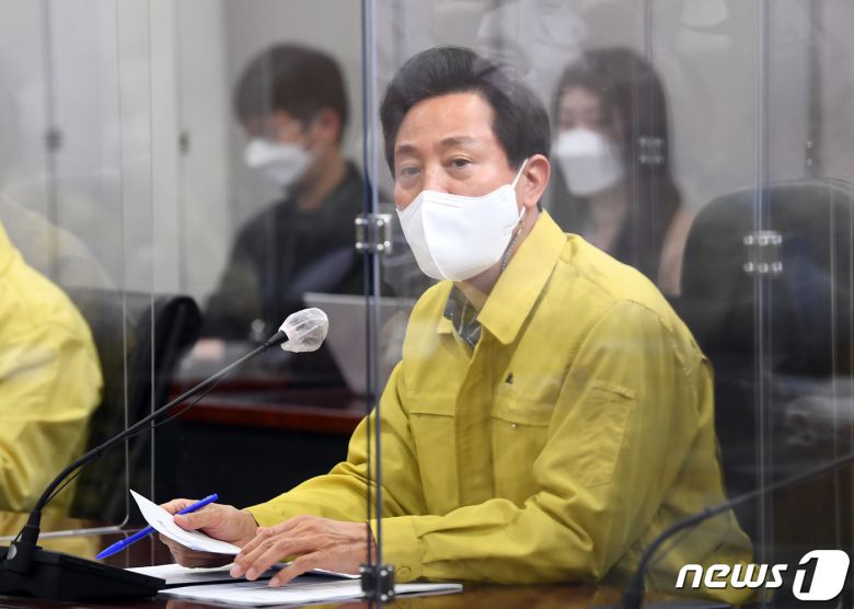 오세훈 서울시장이 9일 오전 서울특별시청 기획상황실에서 열린 코로나19 종합대책 회의에 참석해 모두발언을 하고 있다. 이날 오 시장은 영업시간제한·사회적 거리두기를 현행처럼 일률적으로 적용하는 것은 바람직하지 않다고 밝혔다. 2021.4.9/뉴스1 © News1 이성철 기자