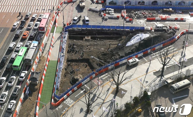 서울 광화문광장 재구조화 공사 현장. 공사중 정부서울청사 앞 도로에서 조선시대 수로, 담장, 기단 등 문화재가 나와 관계자들이 발굴 작업을 하고 있는 모습.  © News1