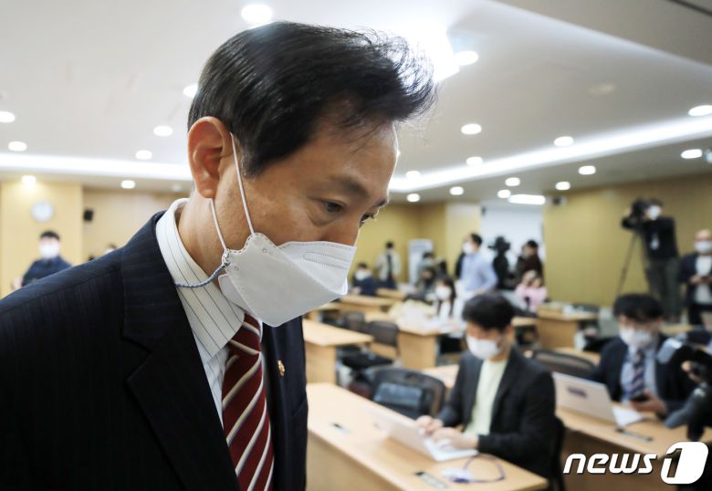 오세훈 서울시장이 13일 서울시청에서 브리핑을 마친 뒤 기자실을 나서고 있다. 오 시장은 이날 오전에 참석한 국무회의에서 신종 코로나바이러스 감염증(코로나19) 간이진단키트의 신속한 사용허가를 요청했다. 2021.4.13/뉴스1 © News1 구윤성 기자