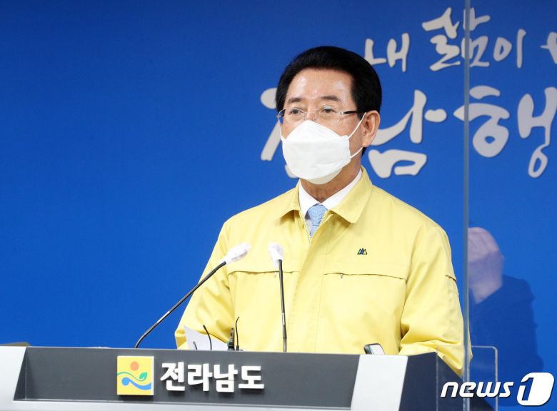 김영록 전라남도지사가 13일 오후 도청 브리핑룸에서 일본 정부의 후코시마 원전 부지 내에 보관 중인 방사능 오염수 해양방출 결정을 즉시 철회하라고 강력히 촉구하고 있다. 김 지사는 125만톤이 넘는 막대한 양의 방사능 오염수를 2051년까지 방출하기로 결정한 것은 도민의 안전을 심각하게 위협하는 행위로 절대 용납할 수 없다고 밝혔다.(전남도 제공) 2021.4.13/뉴스1 © News1 전원 기자