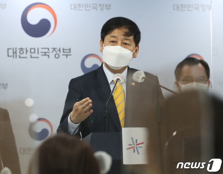 구윤철 국무조정실장이 13일 정부서울청사에서 주재한 긴급 관계차관회의 뒤 브리핑에서 일본 정부의 후쿠시마 제1원자력발전소 해양방출 계획에 대한 우리 정부 입장과 대책을 설명하고 있다. 2021.4.13/뉴스1 © News1 송원영 기자